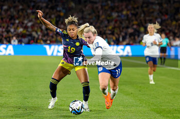 2023-08-13 - Lauren Hemp (11) of England tussles with Jorelyn Carabalí (19) of Colombia during the 2023 FIFA Women’s World Cup, quarter-final football match between England and Colombia on 12 August 2023 at Stadium Australia in Sydney, Australia - FOOTBALL - WOMEN'S WORLD CUP 2023 - ENGLAND V COLOMBIA - FIFA WORLD CUP - SOCCER