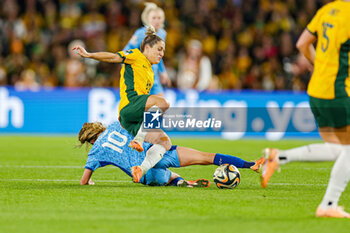2023-08-16 - Ella Toone (10) of England brings down Katrina Gorry (19) of Australia during the 2023 FIFA Women’s World Cup, semi-final football match between Australia and England on 16 August 2023 at Stadium Australia in Sydney, Australia - FOOTBALL - WOMEN'S WORLD CUP 2023 - 1/2 - AUSTRALIA V ENGLAND - FIFA WORLD CUP - SOCCER