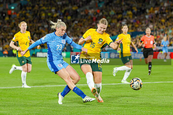 2023-08-16 - Alessia Russo (23) of England and Clare Hunt of Australia during the 2023 FIFA Women’s World Cup, semi-final football match between Australia and England on 16 August 2023 at Stadium Australia in Sydney, Australia - FOOTBALL - WOMEN'S WORLD CUP 2023 - 1/2 - AUSTRALIA V ENGLAND - FIFA WORLD CUP - SOCCER