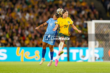 2023-08-16 - Jess Carter (16) of England and Sam Kerr (20) of Australia during the 2023 FIFA Women’s World Cup, semi-final football match between Australia and England on 16 August 2023 at Stadium Australia in Sydney, Australia - FOOTBALL - WOMEN'S WORLD CUP 2023 - 1/2 - AUSTRALIA V ENGLAND - FIFA WORLD CUP - SOCCER