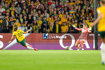 2023-08-16 - Sam Kerr (20) of Australia shoots during the 2023 FIFA Women’s World Cup, semi-final football match between Australia and England on 16 August 2023 at Stadium Australia in Sydney, Australia - FOOTBALL - WOMEN'S WORLD CUP 2023 - 1/2 - AUSTRALIA V ENGLAND - FIFA WORLD CUP - SOCCER
