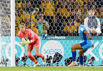 2023-08-16 - Mary Earps (1) of England makes a save during the 2023 FIFA Women’s World Cup, semi-final football match between Australia and England on 16 August 2023 at Stadium Australia in Sydney, Australia - FOOTBALL - WOMEN'S WORLD CUP 2023 - 1/2 - AUSTRALIA V ENGLAND - FIFA WORLD CUP - SOCCER