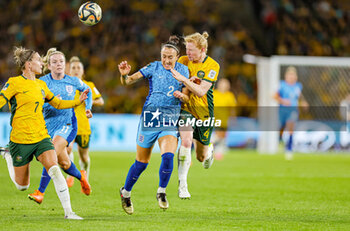 2023-08-16 - Lucy Bronze (2) of England tussles with Clare Polkinghorne (4) of Australia during the 2023 FIFA Women’s World Cup, semi-final football match between Australia and England on 16 August 2023 at Stadium Australia in Sydney, Australia - FOOTBALL - WOMEN'S WORLD CUP 2023 - 1/2 - AUSTRALIA V ENGLAND - FIFA WORLD CUP - SOCCER