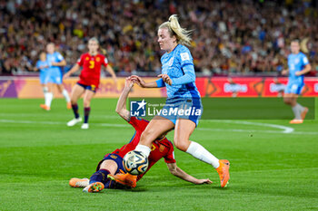 2023-08-20 - Ona Batlle (2) of Spain slides in and tackles Lauren Hemp (11) of England during the 2023 FIFA Women’s World Cup Final football match between Spain and England on 20 August 2023 at Stadium Australia in Sydney, Australia - FOOTBALL - WOMEN'S WORLD CUP 2023 - FINAL - SPAIN V ENGLAND - FIFA WORLD CUP - SOCCER