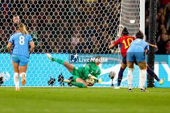 2023-08-20 - Mary Earps (1) of England makes a save of the penalty from Jennifer Hermoso (10) of Spain during the 2023 FIFA Women’s World Cup Final football match between Spain and England on 20 August 2023 at Stadium Australia in Sydney, Australia - FOOTBALL - WOMEN'S WORLD CUP 2023 - FINAL - SPAIN V ENGLAND - FIFA WORLD CUP - SOCCER