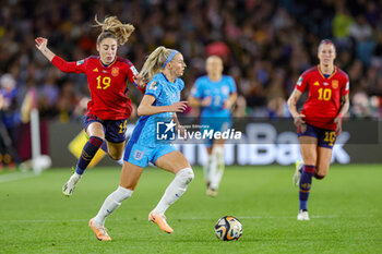 2023-08-20 - Chloe Kelly (18) of England goes past Olga Carmona (19) of Spain during the 2023 FIFA Women’s World Cup Final football match between Spain and England on 20 August 2023 at Stadium Australia in Sydney, Australia - FOOTBALL - WOMEN'S WORLD CUP 2023 - FINAL - SPAIN V ENGLAND - FIFA WORLD CUP - SOCCER