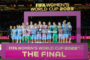2023-08-20 - England players show their runner up medals during the 2023 FIFA Women’s World Cup Final football match between Spain and England on 20 August 2023 at Stadium Australia in Sydney, Australia - FOOTBALL - WOMEN'S WORLD CUP 2023 - FINAL - SPAIN V ENGLAND - FIFA WORLD CUP - SOCCER