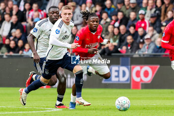 2023-10-29 - Kenneth Taylor of AFC Ajax and Johan Bakayoko of PSV during the Netherlands championship Eredivisie football match between PSV and AFC Ajax on October 29, 2023 at Philips Stadion in Eindhoven, Netherlands - FOOTBALL - NETHERLANDS CHAMP - PSV V AJAX - NETHERLANDS EREDIVISIE - SOCCER