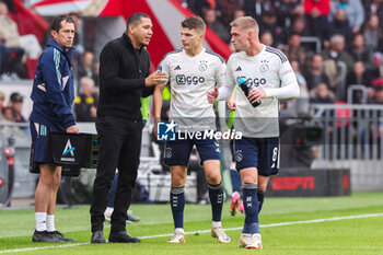 2023-10-29 - Head Coach Hedwiges Maduro of AFC Ajax talking to Anton Gaaei and Kenneth Taylor during the Netherlands championship Eredivisie football match between PSV and AFC Ajax on October 29, 2023 at Philips Stadion in Eindhoven, Netherlands - FOOTBALL - NETHERLANDS CHAMP - PSV V AJAX - NETHERLANDS EREDIVISIE - SOCCER