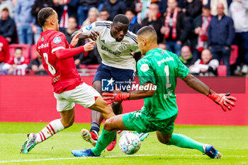 2023-10-29 - Brian Brobbey of AFC Ajax and Sergino Dest, Walter Benitez of PSV during the Netherlands championship Eredivisie football match between PSV and AFC Ajax on October 29, 2023 at Philips Stadion in Eindhoven, Netherlands - FOOTBALL - NETHERLANDS CHAMP - PSV V AJAX - NETHERLANDS EREDIVISIE - SOCCER