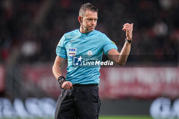 2023-11-25 - Referee Allard Lindhout during the Netherlands championship Eredivisie football match between FC Twente and PSV on November 25, 2023 at De Grolsch Veste in Enschede, Netherlands - FOOTBALL - NETHERLANDS CHAMP - TWENTE V PSV - NETHERLANDS EREDIVISIE - SOCCER