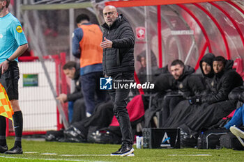 2023-11-25 - Coach Peter Bosz of PSV during the Netherlands championship Eredivisie football match between FC Twente and PSV on November 25, 2023 at De Grolsch Veste in Enschede, Netherlands - FOOTBALL - NETHERLANDS CHAMP - TWENTE V PSV - NETHERLANDS EREDIVISIE - SOCCER