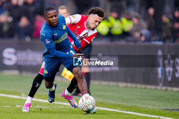 2023-12-03 - Johan Bakayoko of PSV battles for possession with Quilindschy Hartman of Feyenoord during the Netherlands championship Eredivisie football match between Feyenoord and PSV on December 3, 2023 at Stadion Feijenoord in Rotterdam, Netherlands - FOOTBALL - NETHERLANDS CHAMP - FEYENOORD V PSV - NETHERLANDS EREDIVISIE - SOCCER