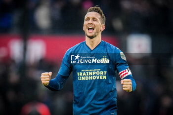 2023-12-03 - Luuk de Jong of PSV celebrates the win during the Netherlands championship Eredivisie football match between Feyenoord and PSV on December 3, 2023 at Stadion Feijenoord in Rotterdam, Netherlands - FOOTBALL - NETHERLANDS CHAMP - FEYENOORD V PSV - NETHERLANDS EREDIVISIE - SOCCER