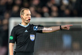 2023-12-06 - Referee Willie Collum during the Scottish championship Premiership football match between Heart of Midlothian and Rangers on 6 December 2023 at Tynecastle Park in Edinburgh, Scotland - FOOTBALL - SCOTTISH CHAMP - HEART OF MIDLOTHIAN V RANGERS - SCOTTISH PREMIERSHIP - SOCCER