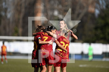 2023-02-04 - Team Roma Women celebrating after a goal during the Serie A match football between Como Women and Roma Women on 4 of February 2023 at Ferruccio Trabattoni stadium in Seregno, Italy. Photo Tiziano Ballabio - COMO WOMEN VS AS ROMA - ITALIAN SERIE A WOMEN - SOCCER