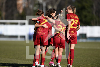 2023-02-04 - Team Roma Women celebrating after a goal during the Serie A match football between Como Women and Roma Women on 4 of February 2023 at Ferruccio Trabattoni stadium in Seregno, Italy. Photo Tiziano Ballabio - COMO WOMEN VS AS ROMA - ITALIAN SERIE A WOMEN - SOCCER