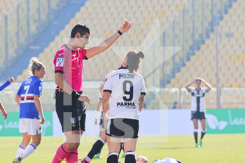 2023-02-12 - Valeria Pirone and referee (Parma Calcio) (Uc Sampdoria)in action during the match of Italian Serie A Female Championships season 22/23 at Stadio Tardini in Parma (Italy) - PARMA CALCIO VS UC SAMPDORIA - ITALIAN SERIE A WOMEN - SOCCER