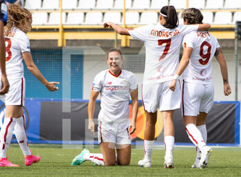2023-04-15 - Roma Emilie Haavi Celebration with Andressa, Glionna and Giacinti - INTER FC INTERNAZIONALE VS AS ROMA - ITALIAN SERIE A WOMEN - SOCCER