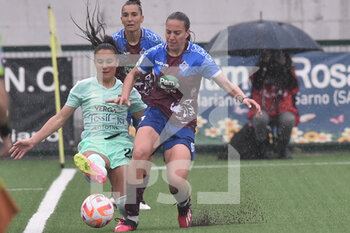 2023-04-15 - Elisa Carravetta of FC Como Women competes for the ball with Alice Corelli of Pomigliano Calcio  the Serie A Women  Between Pomigliano Calcio vs FC Como Women at Municipal Stadium of Palma Campania - POMIGLIANO VS COMO WOMEN - ITALIAN SERIE A WOMEN - SOCCER
