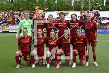 2023-04-29 - A.S. Roma line up for a team photograph during the 6th day of the Serie A Championship Poule Scudetto between A.S. Roma Women vs ACF Fiorentina at the stadio Tre Fontane on April 29, 2023 in Rome, Italy. - AS ROMA VS ACF FIORENTINA - ITALIAN SERIE A WOMEN - SOCCER