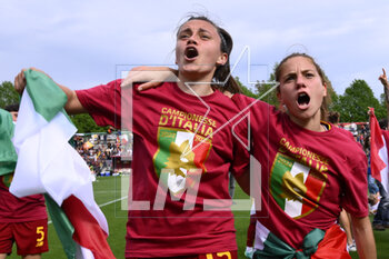 2023-04-29 - The celebrations for the victory of the A.S. Rome during the 6th day of the Serie A Championship Poule Scudetto between A.S. Roma Women vs ACF Fiorentina at the stadio Tre Fontane on April 29, 2023 in Rome, Italy. - AS ROMA VS ACF FIORENTINA - ITALIAN SERIE A WOMEN - SOCCER