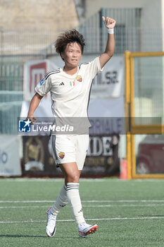 2023-10-07 - Saki Kumagai of AS Roma celebrates after scoring goal during Serie A Women between Pomigliano CF vs AS Roma at Amerigo Liguori Stadium - POMIGLIANO WOMEN VS AS ROMA - ITALIAN SERIE A WOMEN - SOCCER