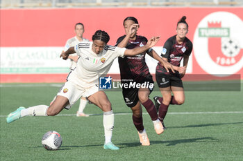 2023-10-07 - Eseosa Mandy Aigbogun of AS Roma competes for the ball with Amir Rrahmano of SSC Napoli during Serie A Women between Pomigliano CF vs AS Roma at Amerigo Liguori Stadium - POMIGLIANO WOMEN VS AS ROMA - ITALIAN SERIE A WOMEN - SOCCER