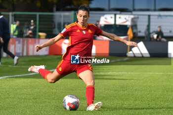 2023-11-05 - Di Guglielmo passes the ball for AS Roma during Serie A Femminile match between Juventus and AS Roma at Stadio La Marmora, Biella - JUVENTUS FC VS AS ROMA - ITALIAN SERIE A WOMEN - SOCCER