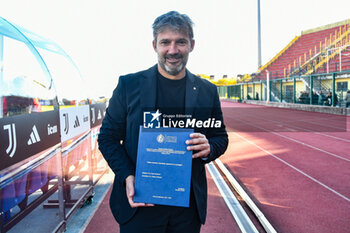 2023-11-05 - Alessandro Spugna coach AS Roma with fan Degree Thesis after Serie A Femminile match between Juventus and AS Roma at Stadio La Marmora, Biella - JUVENTUS FC VS AS ROMA - ITALIAN SERIE A WOMEN - SOCCER