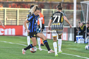2023-11-18 - Cambiaghi of Inter contrast Lenzini of Juventus during Serie A Women match between Juventus and Inter at Stadio Pozzo, Biella (BI) - JUVENTUS FC VS FC INTERNAZIONALE WOMEN - ITALIAN SERIE A WOMEN - SOCCER