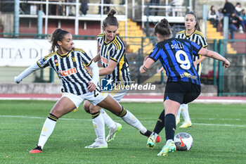 2023-11-18 - Cascarino of Juventus contrast Polli of Inter during Serie A Women match between Juventus and Inter at Stadio Pozzo, Biella (BI) - JUVENTUS FC VS FC INTERNAZIONALE WOMEN - ITALIAN SERIE A WOMEN - SOCCER