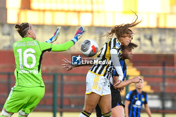 2023-11-18 - aerial contrast during Serie A Women match between Juventus and Inter at Stadio Pozzo, Biella (BI) - JUVENTUS FC VS FC INTERNAZIONALE WOMEN - ITALIAN SERIE A WOMEN - SOCCER