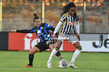 2023-11-18 - Simonetti of Inter contrast Thomas of Juventus during Serie A Women match between Juventus and Inter at Stadio Pozzo, Biella (BI) - JUVENTUS FC VS FC INTERNAZIONALE WOMEN - ITALIAN SERIE A WOMEN - SOCCER