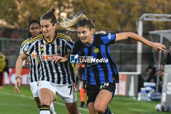 2023-11-18 - Lenzini of Juventus contrast Cambiaghi of Inter during Serie A Women match between Juventus and Inter at Stadio Pozzo, Biella (BI) - JUVENTUS FC VS FC INTERNAZIONALE WOMEN - ITALIAN SERIE A WOMEN - SOCCER