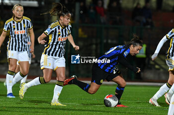 2023-11-18 - Garbino of Juventus contrast Simonetti of Inter during Serie A Women match between Juventus and Inter at Stadio Pozzo, Biella (BI) - JUVENTUS FC VS FC INTERNAZIONALE WOMEN - ITALIAN SERIE A WOMEN - SOCCER