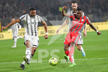 2023-01-04 - Okereke (Cremonese) in action against Gleison Bremer (Juventus) - US CREMONESE VS JUVENTUS FC - ITALIAN SERIE A - SOCCER