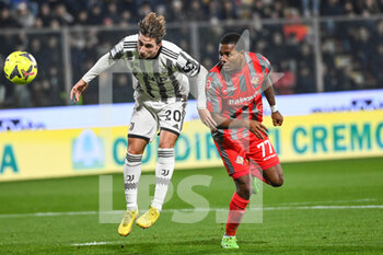 2023-01-04 - David Okereke (Cremones) and Fabio Miretti (Juventus) in action - US CREMONESE VS JUVENTUS FC - ITALIAN SERIE A - SOCCER