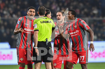 2023-01-04 - David Okereke, Charles Pickel and Michele Castagnetti protest with the referee - US CREMONESE VS JUVENTUS FC - ITALIAN SERIE A - SOCCER