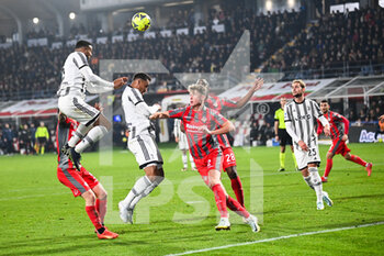 2023-01-04 - Gleison Bremer (Juventus) head Kick - US CREMONESE VS JUVENTUS FC - ITALIAN SERIE A - SOCCER