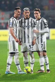 2023-01-04 - Arkadiusz Milik, Leandro Paredes and Federico Chiesa (Juventus) on the free kick of the goal - US CREMONESE VS JUVENTUS FC - ITALIAN SERIE A - SOCCER