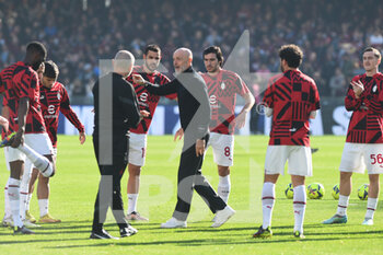 2023-01-04 - Stefano Pioli Coach of AC Milan gives advice to his players during the friendly football match US Salernitana 1919 v AC Milan   at Arechi stadium  - US SALERNITANA VS AC MILAN - ITALIAN SERIE A - SOCCER