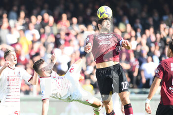 2023-01-04 - Federico Fazio of US Salernitana  and Olivier Giroud of AC Milan competes for the ball with during the friendly football match US Salernitana 1919 v AC Milan   at Arechi stadium  - US SALERNITANA VS AC MILAN - ITALIAN SERIE A - SOCCER