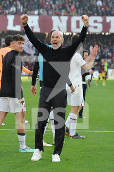 2023-01-04 - Stefano Pioli Coach of AC Milan cheers under the fans at the end of the race during the friendly football match US Salernitana 1919 v AC Milan   at Arechi stadium  - US SALERNITANA VS AC MILAN - ITALIAN SERIE A - SOCCER