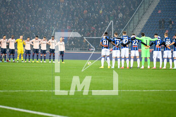 2023-01-09 - Bologna team and Atalanta team during one minute of silence in memory of Gianluca Vialli - BOLOGNA FC VS ATALANTA BC - ITALIAN SERIE A - SOCCER