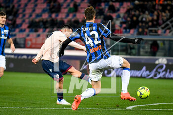 2023-01-09 - Bologna's Gary Medel tries to score a goal - BOLOGNA FC VS ATALANTA BC - ITALIAN SERIE A - SOCCER