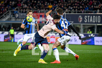 2023-01-09 - Bologna's Riccardo Orsolini in action hindered by Atalanta's Giorgio Scalvini - BOLOGNA FC VS ATALANTA BC - ITALIAN SERIE A - SOCCER