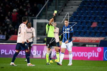 2023-01-09 - The referee of the match Marco Di Bello shows yellow card to Atalanta's Mario Pasalic after the foul on Bologna's Lewis Ferguson - BOLOGNA FC VS ATALANTA BC - ITALIAN SERIE A - SOCCER
