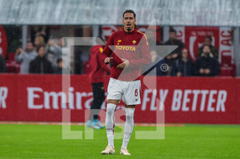 2023-01-08 - Chris Smalling of AS Roma warms up during Serie A 2022/23 football match between AC Milan and AS Roma at San Siro Stadium, Milan, Italy on January 08, 2023 - AC MILAN VS AS ROMA - ITALIAN SERIE A - SOCCER