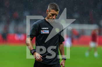 2023-01-08 - Referee Davide Massa warms up during Serie A 2022/23 football match between AC Milan and AS Roma at San Siro Stadium, Milan, Italy on January 08, 2023 - AC MILAN VS AS ROMA - ITALIAN SERIE A - SOCCER